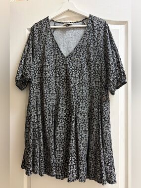 Universal Thread Black and White Floral Top
